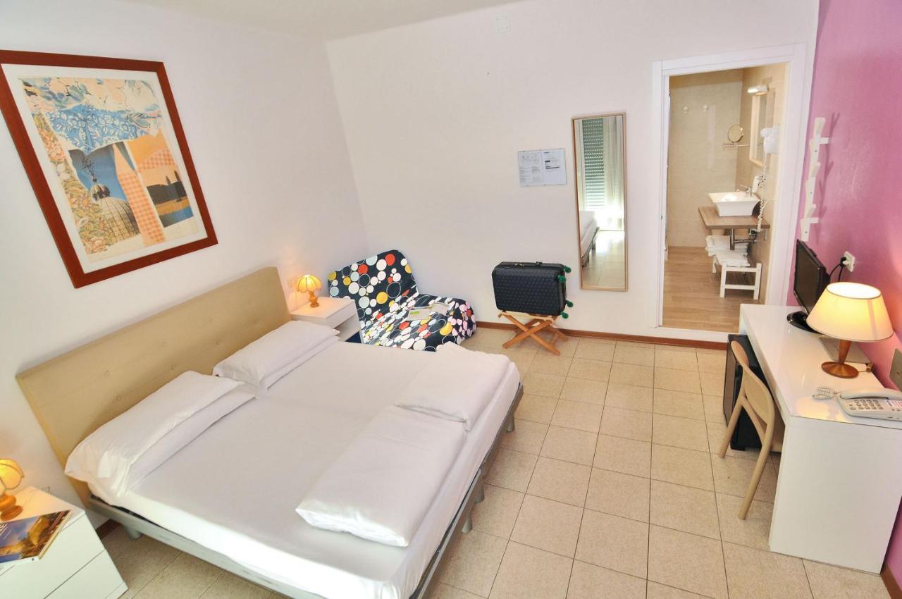 Hotel Nederland Каорле Екстериор снимка