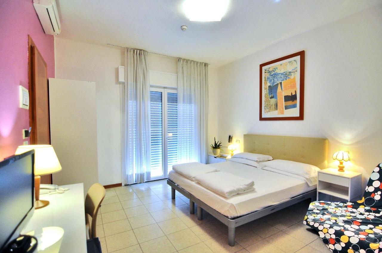 Hotel Nederland Каорле Екстериор снимка