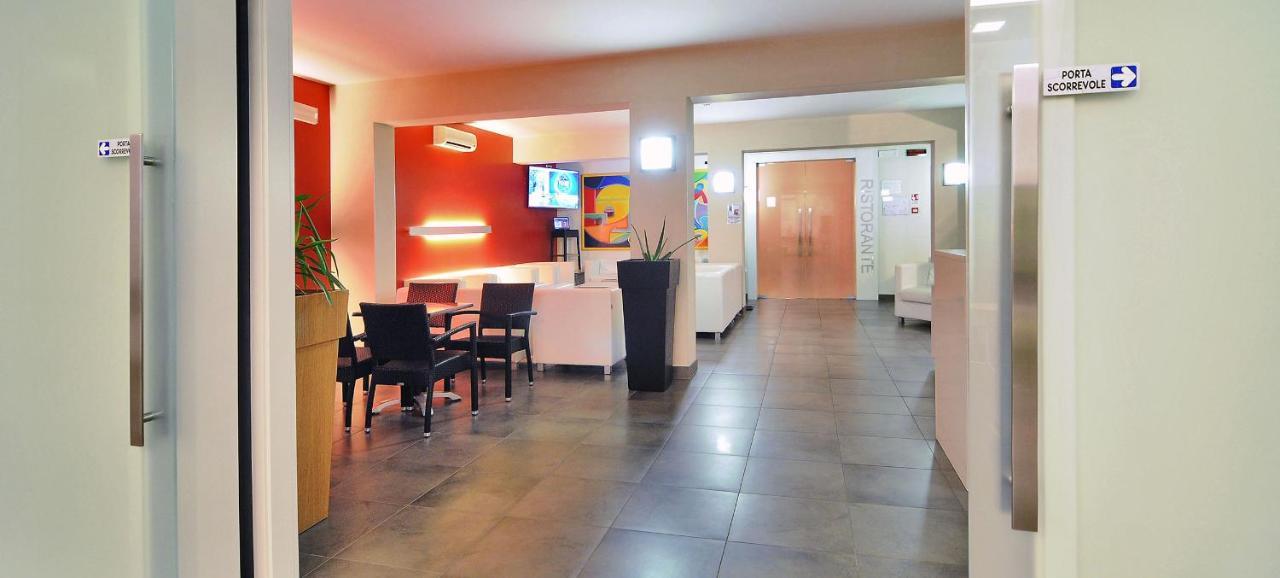 Hotel Nederland Каорле Екстериор снимка