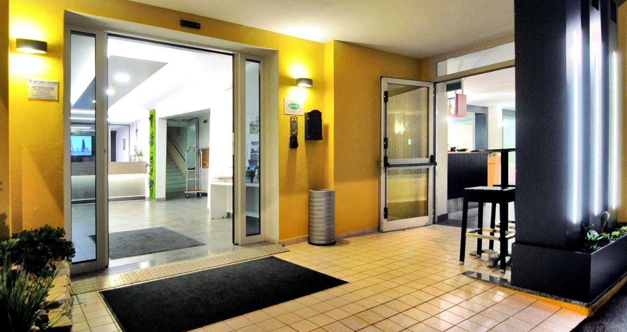 Hotel Nederland Каорле Екстериор снимка