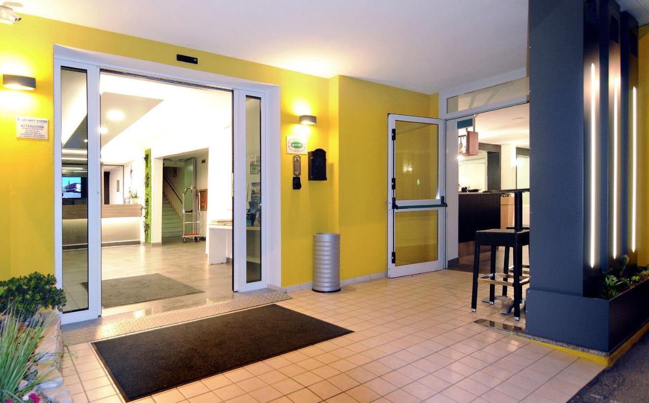 Hotel Nederland Каорле Екстериор снимка