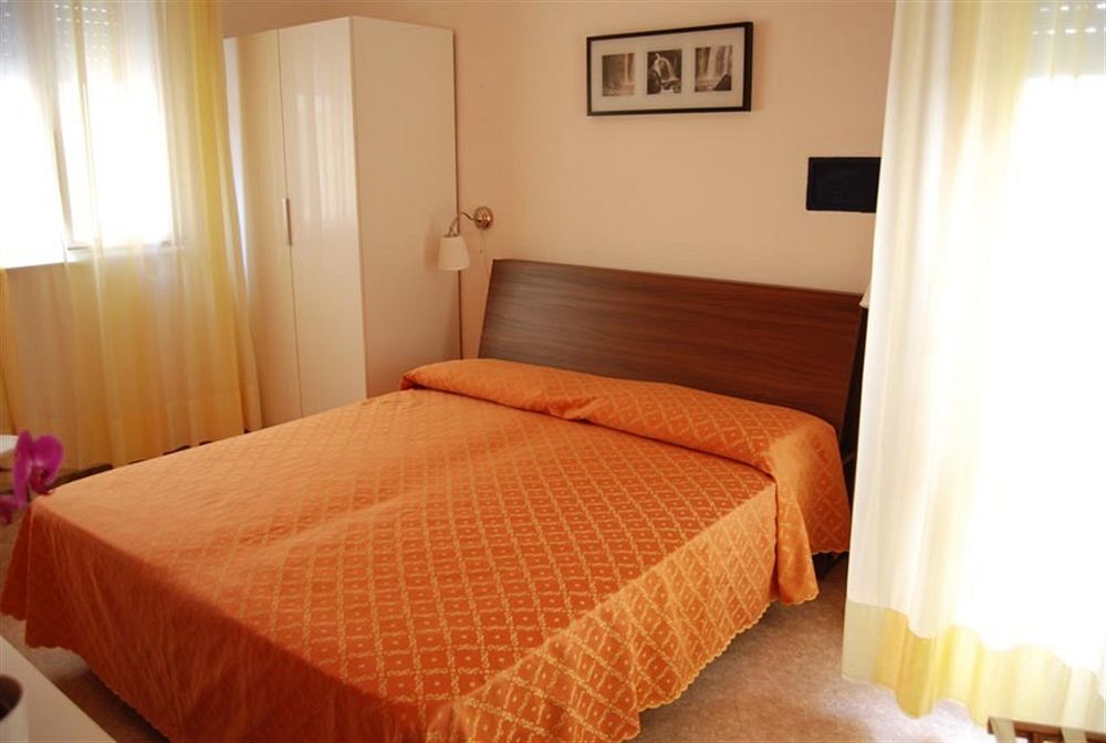 Hotel Nederland Каорле Екстериор снимка