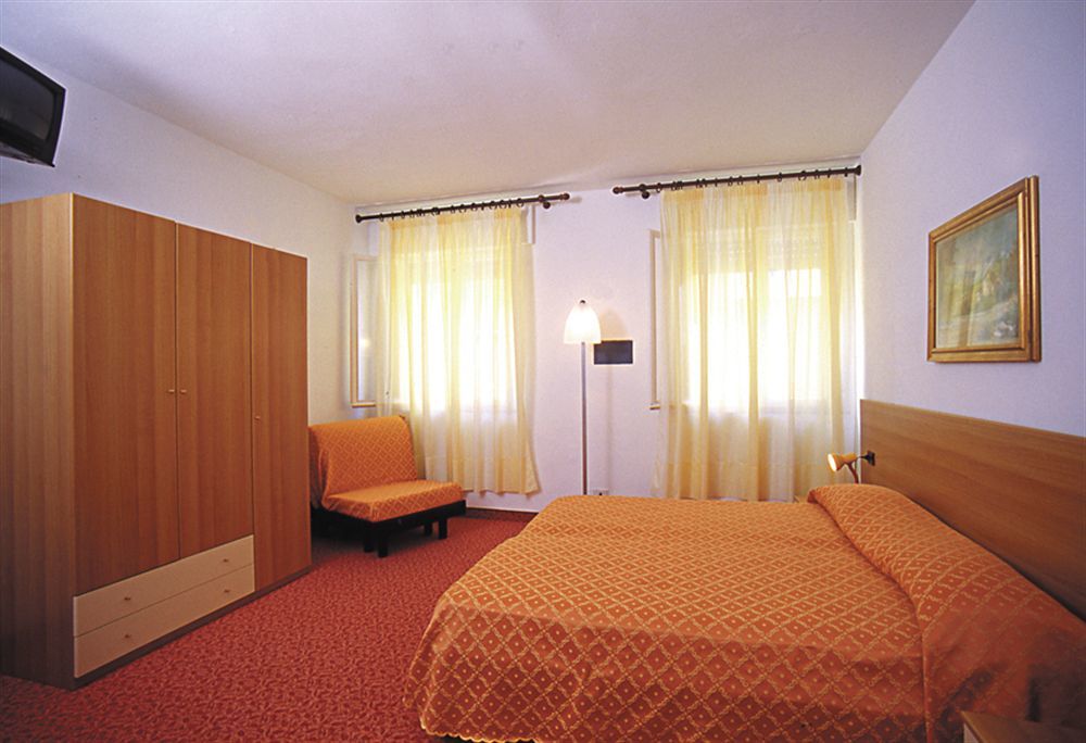 Hotel Nederland Каорле Екстериор снимка