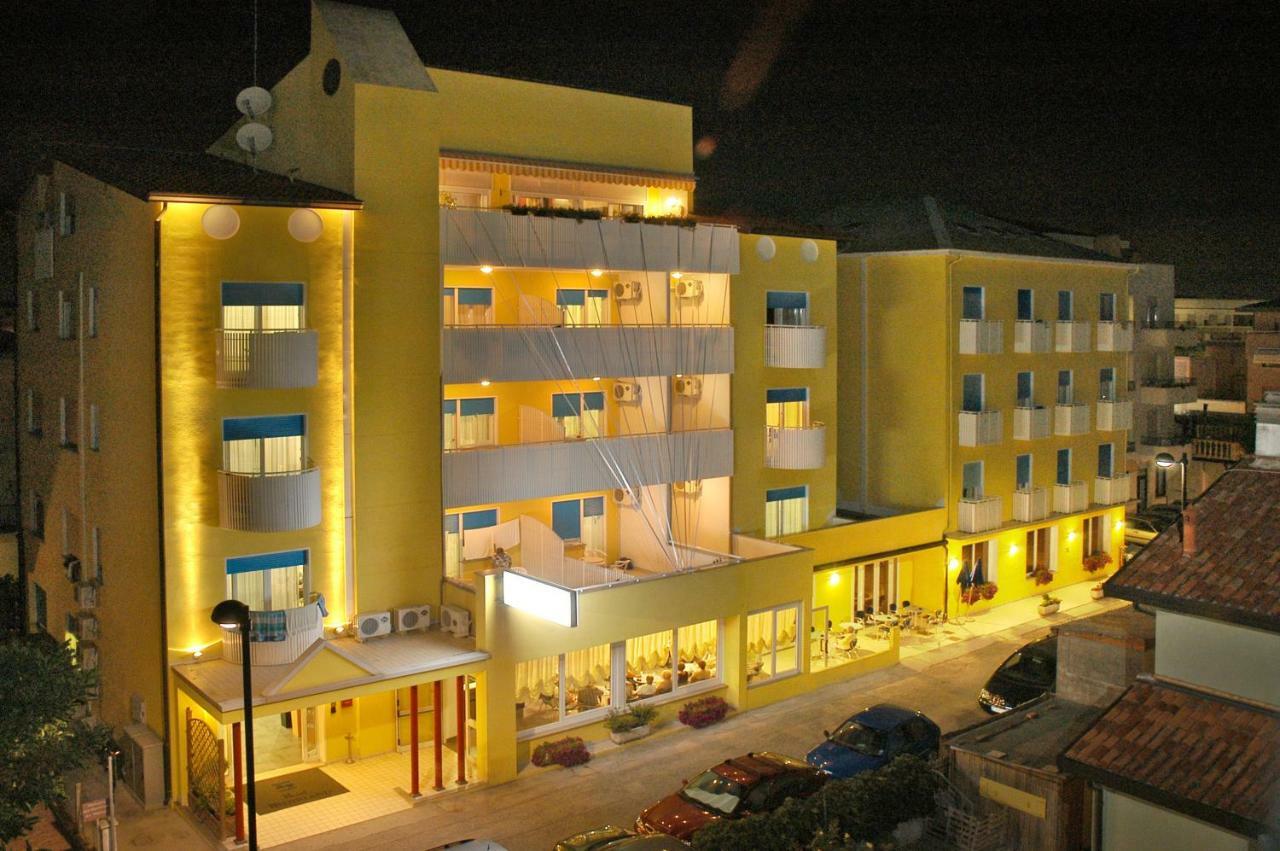 Hotel Nederland Каорле Екстериор снимка
