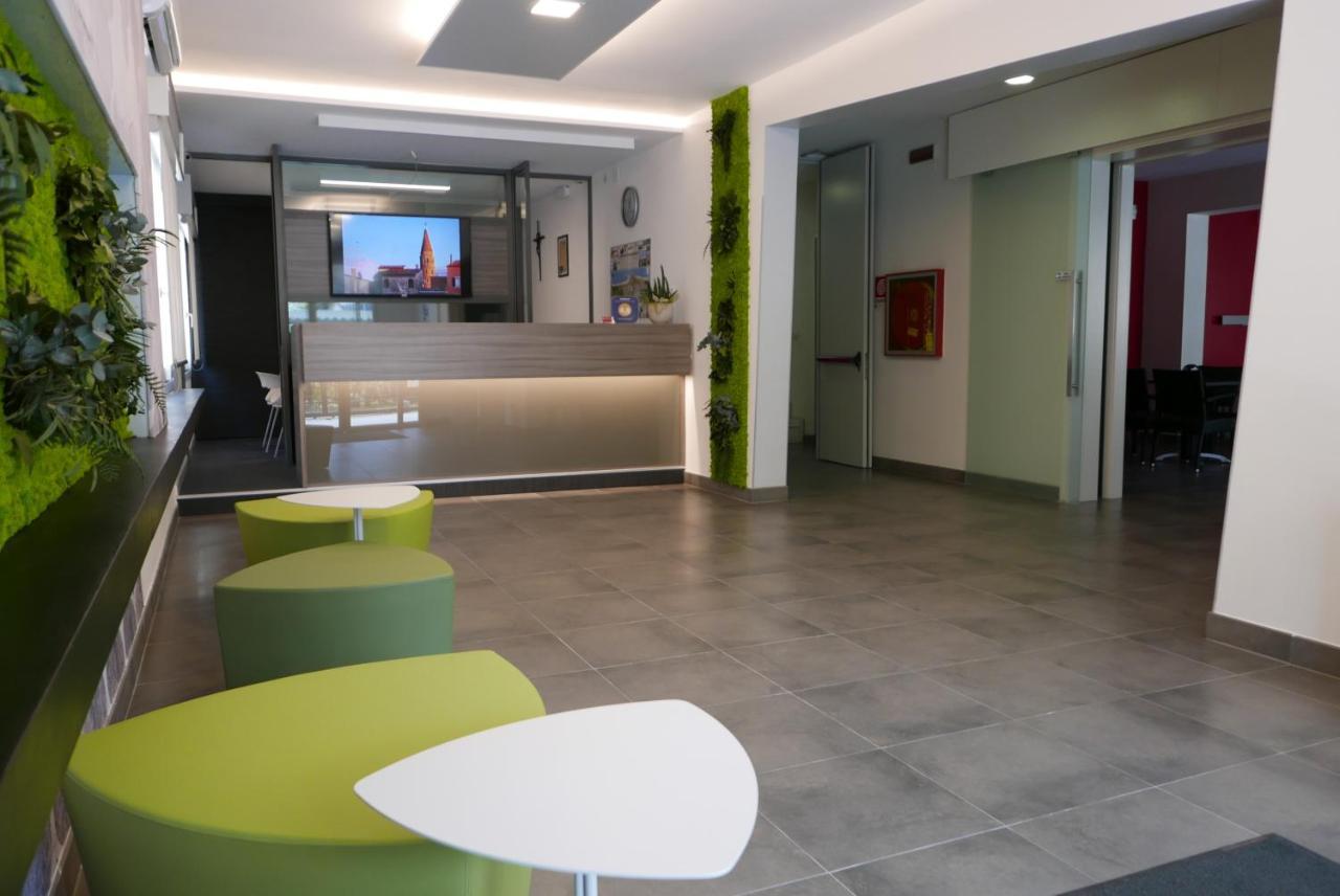 Hotel Nederland Каорле Екстериор снимка